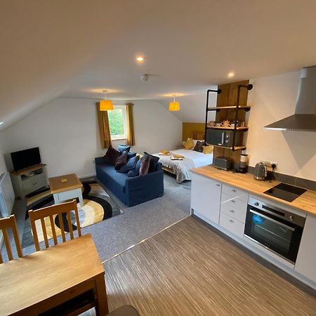 Modern Studio Apartment Set Beneath The Black Mountains A Stones Throw From The Offas Dyke Path Clodock Exterior foto